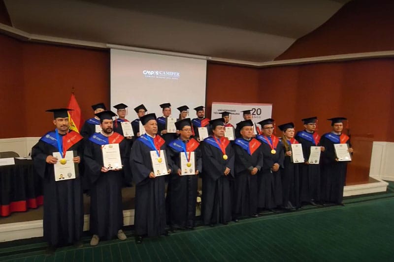 En Quito, Ecuador, Maestrandos UTO-Camiper reciben su título de Magíster