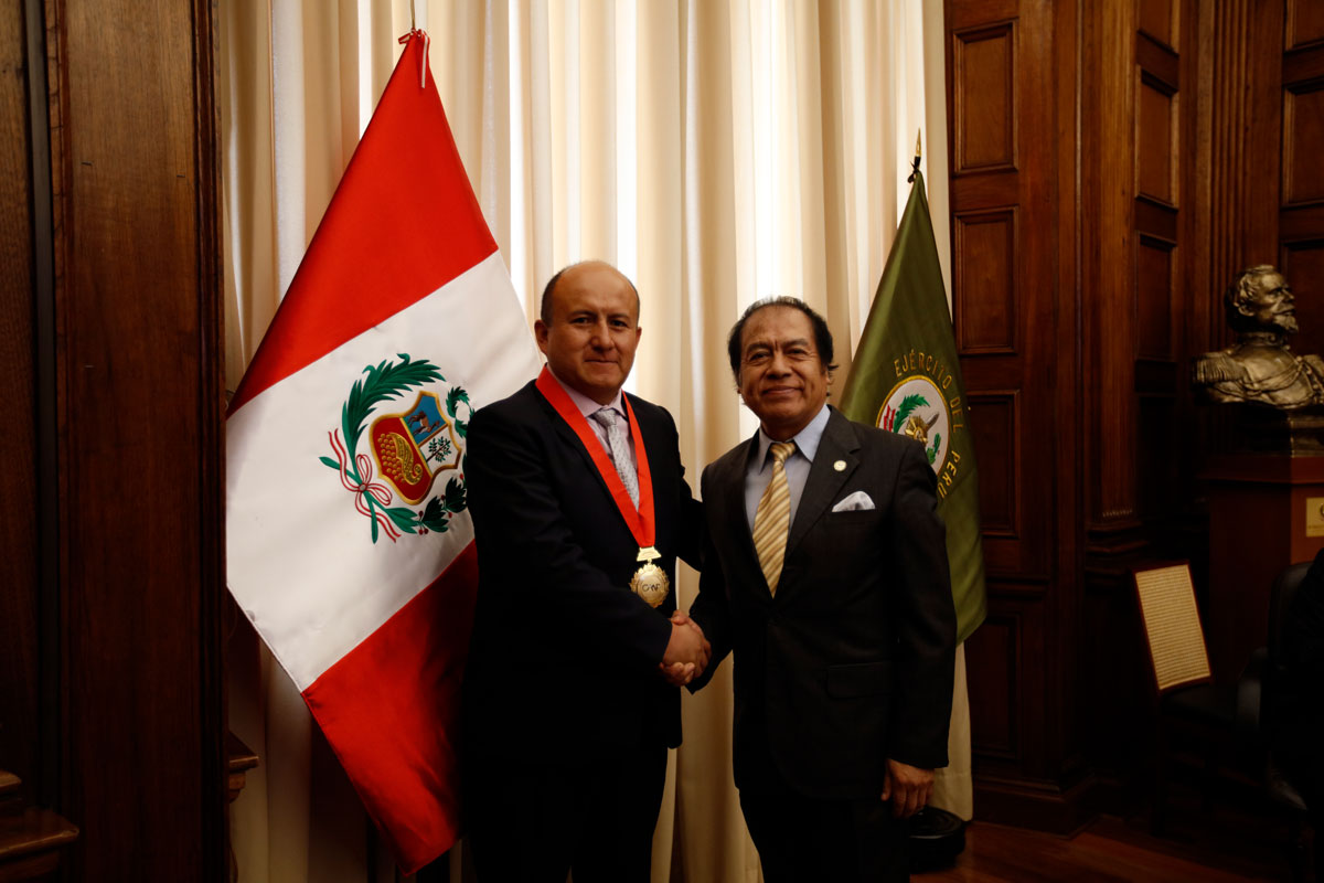 Cámara Minera del Perú reconoce la excelencia académica del Mg. Giovanni Frisancho