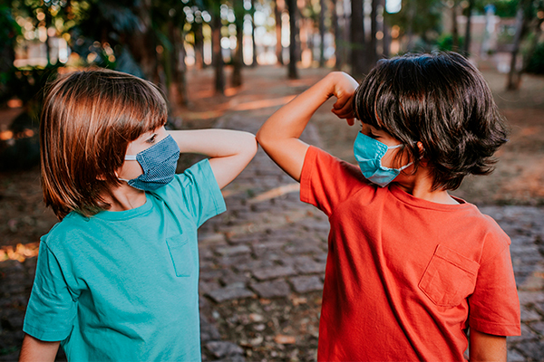 Niños y adolescentes con Covid solo experimentarían la enfermedad 