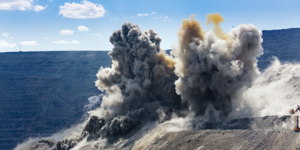 Perforación y Voladura en <span style='color: #8c1515;'>Minería Superficial</span>