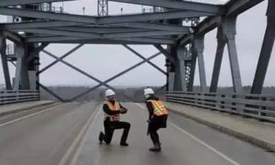 Ingenieros se comprometen en puente que edificaron