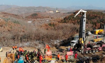 Mineros chinos atrapados por explosión están con vida