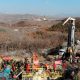 Mineros chinos atrapados por explosión están con vida