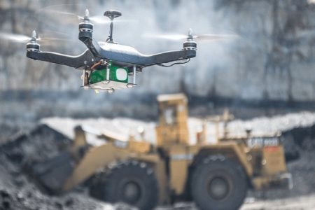dron que previene fallas en presas