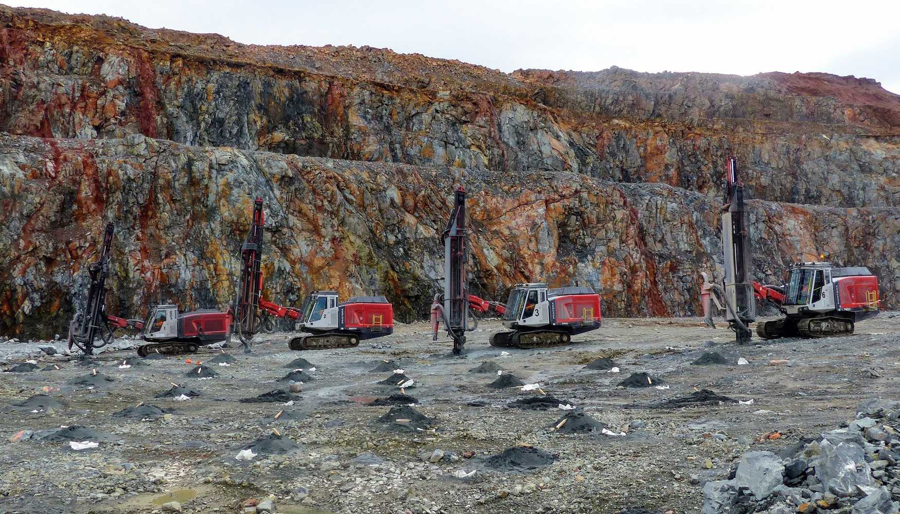 reducir estallidos de rocas en minas